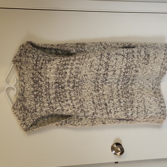 Black and white vest - Picture 5 of 7